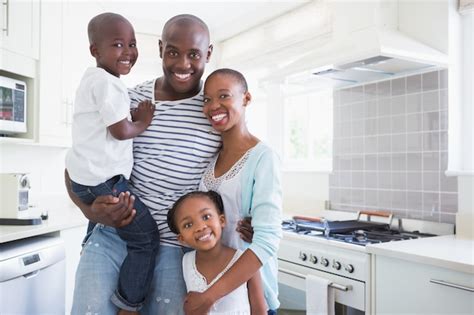 Retrato De Una Familia Feliz Mirando A La C Mara Foto Premium