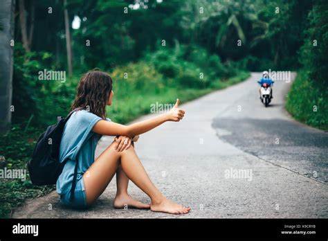 Barfuß Auf Der Straße Fotos Und Bildmaterial In Hoher Auflösung Alamy