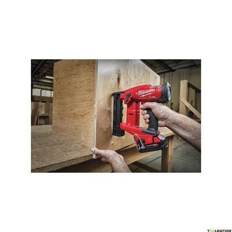 Milwaukee 4933471940 M18 FNCS18GS 202X Accu Klammergerät 18 Volt 2 0 Ah