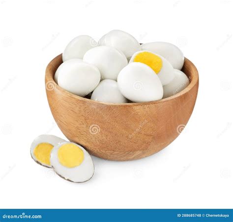 Ovos De Codorniz Cozidos Em Prato Em Fundo Branco Foto De Stock