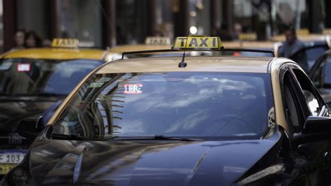 Crisis sobre ruedas las licencias de taxi no atraen y valen sólo unos