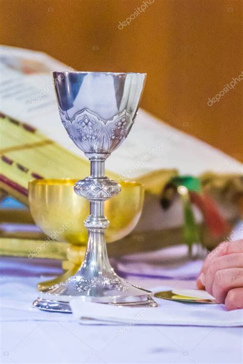 Mano Del Papa Con La Hostia Consagrada Que Se Convierte En El Cuerpo De