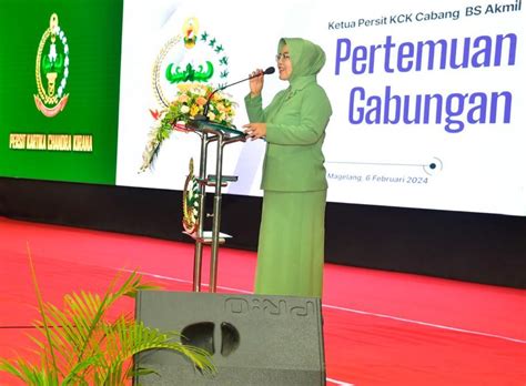 Menyimak Arahan Inspiratif Ibu Ketua Persit Kartika Chandra Kirana