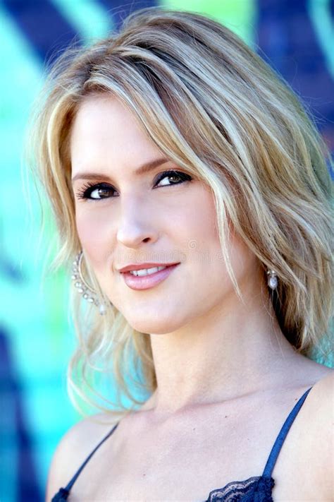 Belle Jeune Femme Blonde Photo Stock Image Du Languettes