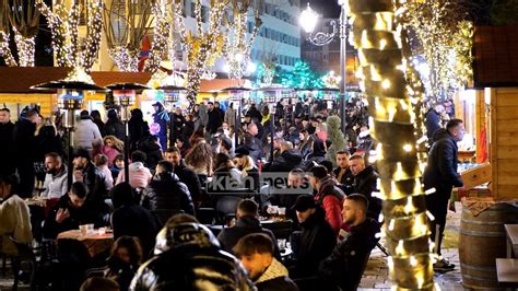 E dashuroj njerëzit janë të lumtur atmosfera festive në Shkodër