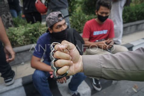 POLISI AMANKAN ORANG YANG DIDUGA PERUSUH DEMO ANTARA Foto