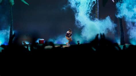 Bad Bunny Subió A Su Palmera Voladora En Su Concierto En Lima Y Cantó Un Coco Rpp Noticias