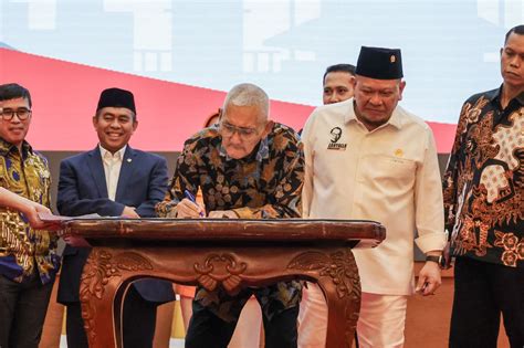 Wapres Ri Ke Try Sutrisno Sampaikan Maklumat Presidium Konstitusi