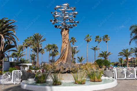 Barlovento Una Escultura De Viento Sobre Un Viejo Tronco Creada Por