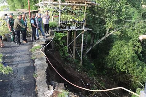 Tebing Setinggi Meter Longsor Jalan Sersan Bajuri Ditutup Sementara