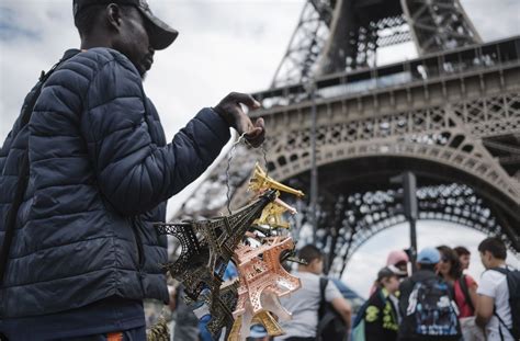 Paris en 24 heures les forces de lordre évincent 495 vendeurs à