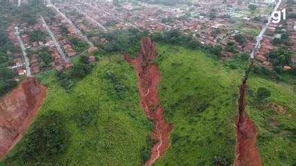 Entenda o que são as voçorocas que formam crateras e abismos de terra