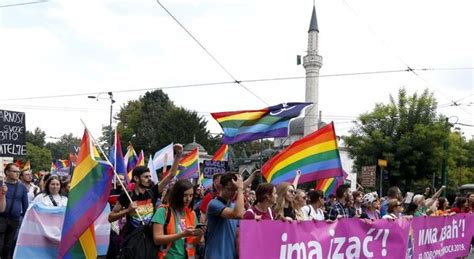 Sarajevo Folla Oltre Le Previsioni E Nessun Incidente Al Primo Gay