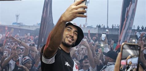 Payet No Vasco Festa Da Torcida No Aeroporto Repercute Na Fran A