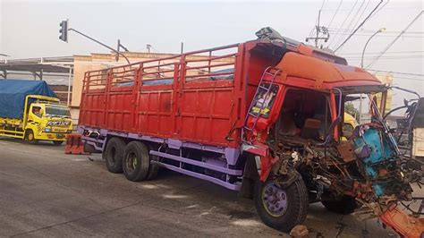 Hilang Kendali Truk Tronton Di Mojokerto Tabrak Dua Kendaraan Motor