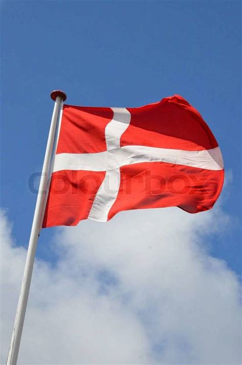 Dannebrog Flager Med Det Danske Flag P Flagstang Med Bl Himmel Og