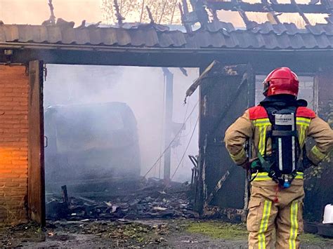 Drie Oldtimers In Vlammen Op Bij Uitslaande Brand In Grote Schuur