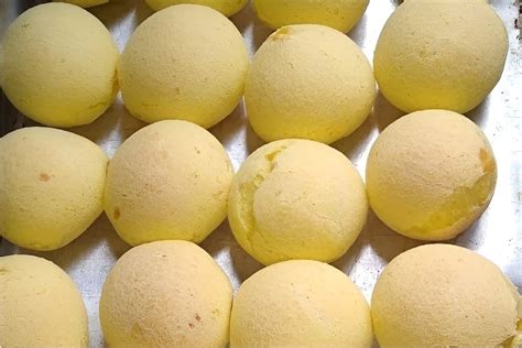 Pão de queijo mineiro tradicional para assar na hora e comer quentinho