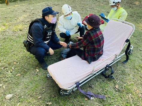 8旬老嫗騎腳踏車訪親友 迷失永和山水庫跌倒 警消積極協助脫困護送返家