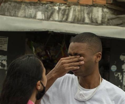 Jovem negro deixa cadeia após 55 dias preso por engano