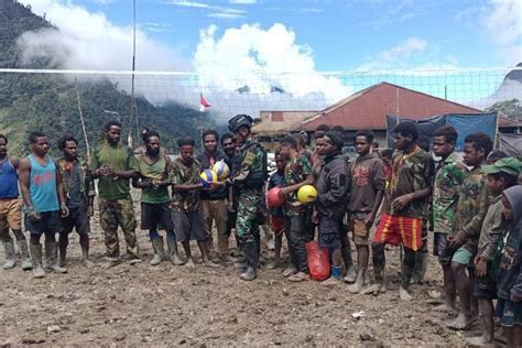 Warga Dal Papua Dibuatkan Lapangan Voli Oleh Satgas Yonif Js