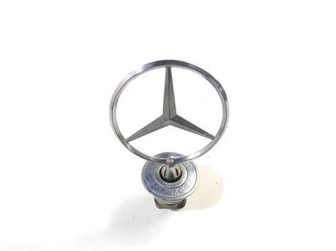 EMBLEMAT ZNACZEK CELOWNIK NA MASKE MERCEDES W202 13068833081