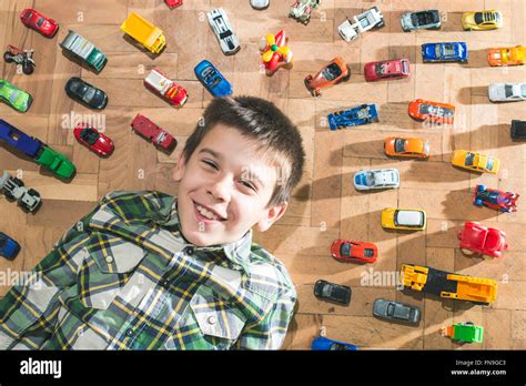 Niños En Carros De Juguete Fotografías E Imágenes De Alta Resolución