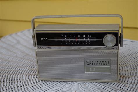 Vintage Ge General Electric Portable 9 Transistor Am Radio Etsy