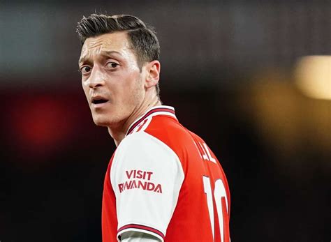 Mesut Özil vole au secours de la mascotte d Arsenal