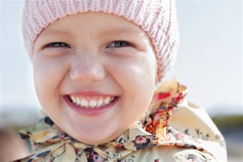 Sorriso Feliz Da Cara Engra Ada Da Menina Da Crian A Foto De Stock