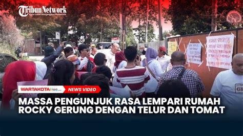 Massa Pendemo Lempari Rumah Rocky Gerung Dengan Telur Dan Tomat Youtube