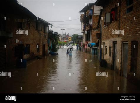 Kathmandu Nepal Aug Eine Frau Tr Gt Ihre Sachen W Hrend