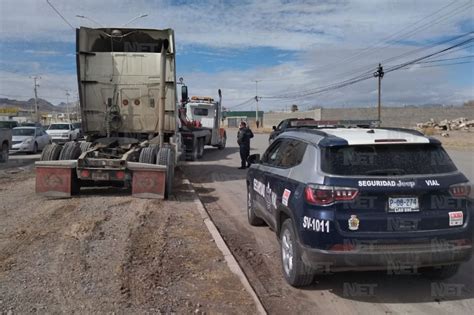 Falla mecánica provoca que tráiler choque contra semáforo