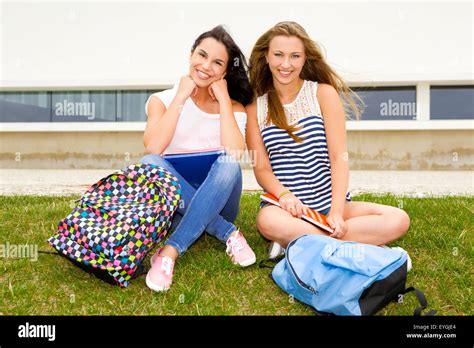 Chicas adolescentes en la escuela fotografías e imágenes de alta