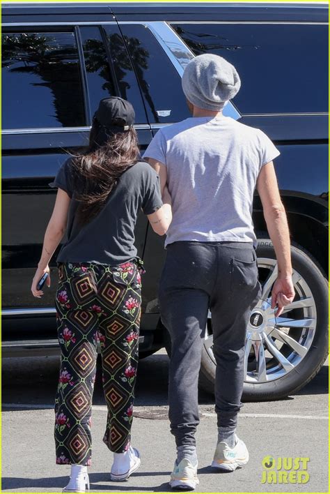 Photo Dakota Johnson Chris Martin Couple Up For Coffee In Malibu 59