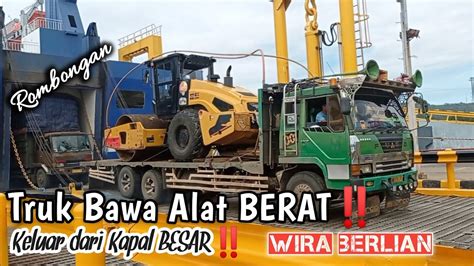 Rombongan Truk Bawa Alat Berat Keluar Dari Kapal Besar Kmp Wira