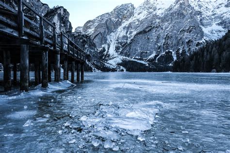 30 Stunning Photos Of Frozen Lakes, Oceans And Waterfalls.