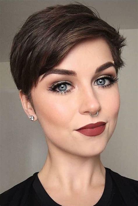 15 Flattering Short Haircuts For Oval Faces Kapsels Voor Een Ovaal