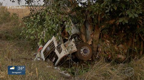 Motorista Fica Gravemente Ferido Após Perder Controle De Caminhão