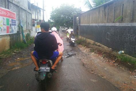 Jalan Di Perbatasan Jakarta Tangerang Dibiarkan Rusak Bertahun Tahun