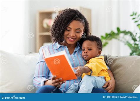 M E Afro Americano Livro E Beb Em Casa Imagem De Stock Imagem De