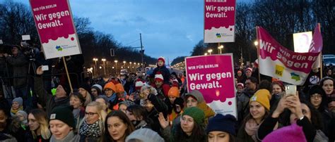 Tanzdemo Am Brandenburger Tor Globale Kampagne Gegen Gewalt An Frauen