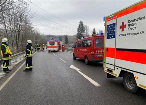 Unfall auf Bundesstraße 485 Vier Personen verletzt 20 000 Euro