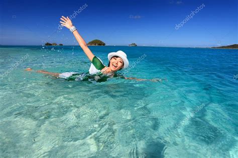 Mujer Nadando En La Playa — Fotos De Stock © Sunabesyou 21906525