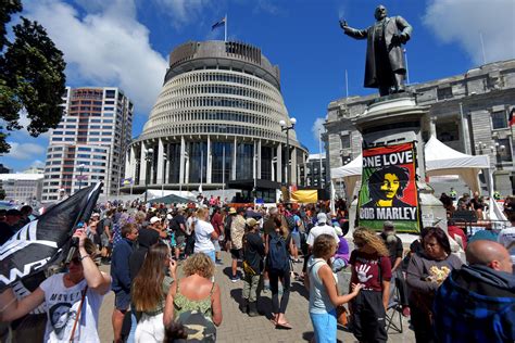 Nz Pm Jacinda Ardern Denounces Protesters After Attacks On Police