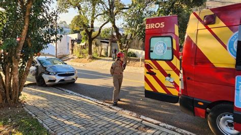 Motorista é ejetado de carro após bater contra árvore em Colombo