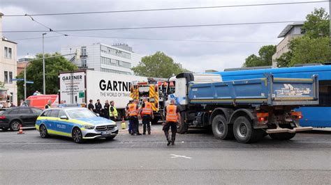 Unfall in Kassel Straßenbahn und Lastwagen kollidieren