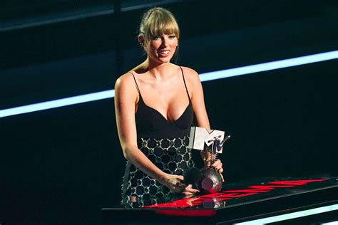 Taylor Swift Wins Big At 2022 Mtv Emas Taking Home 4 Awards