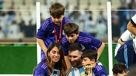 Lionel Messi Embraces Wife Antonela Roccuzzo & Kids Thiago, 10, Mateo ...