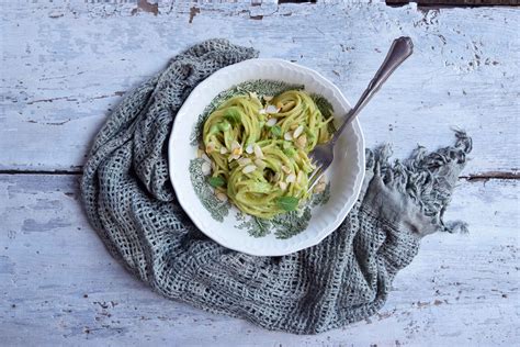 Spaghetti Con Pesto Di Zucchini E Mandorle Lotus Flower Pcos